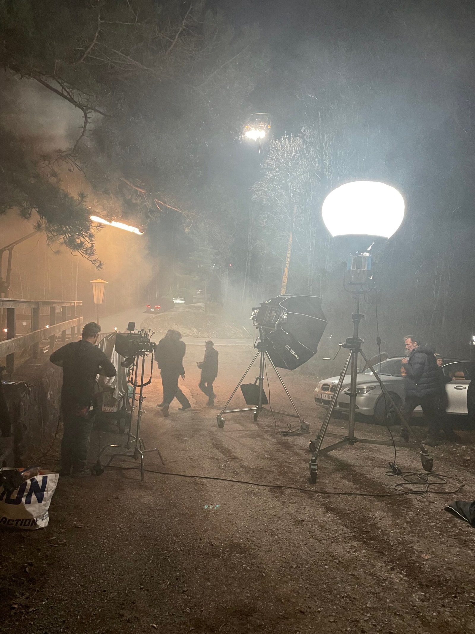 Une équipe et ses équipements sur un tournage de nuit